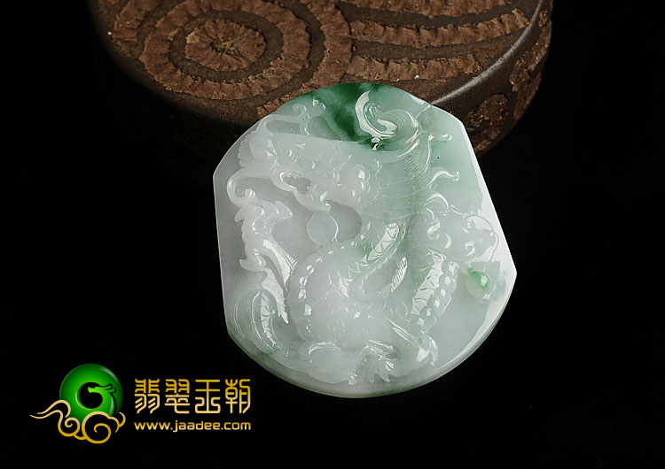 糯冰种春带彩缅甸翡翠A货龙牌挂件