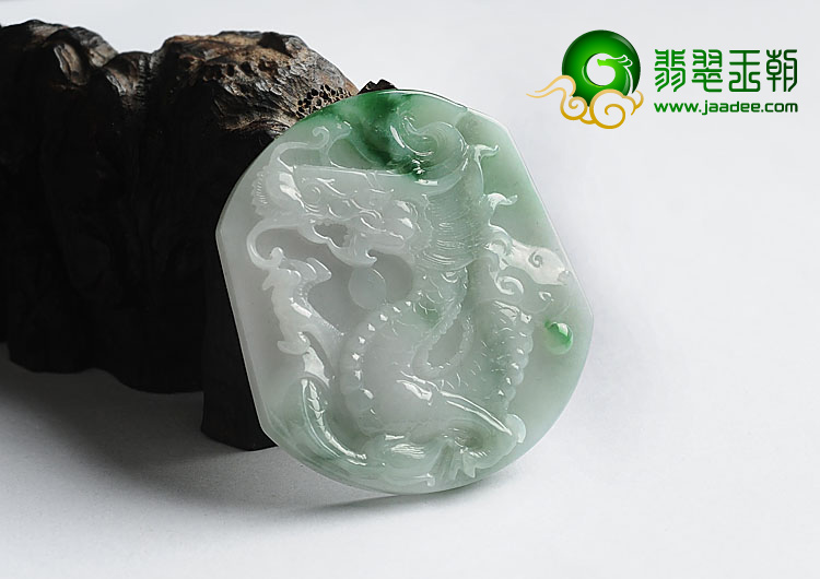 糯冰种春带彩缅甸翡翠A货龙牌挂件