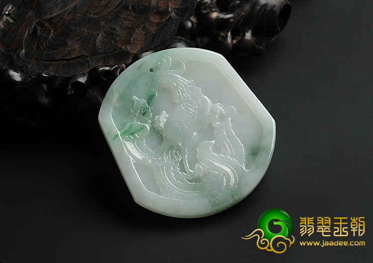 糯冰种春带彩缅甸翡翠A货龙牌挂件