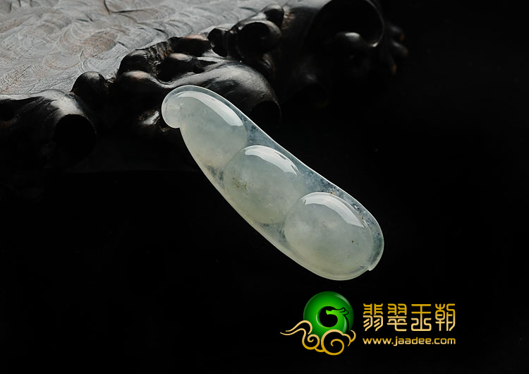(超值推荐)冰种飘花缅甸翡翠A货四季豆挂件