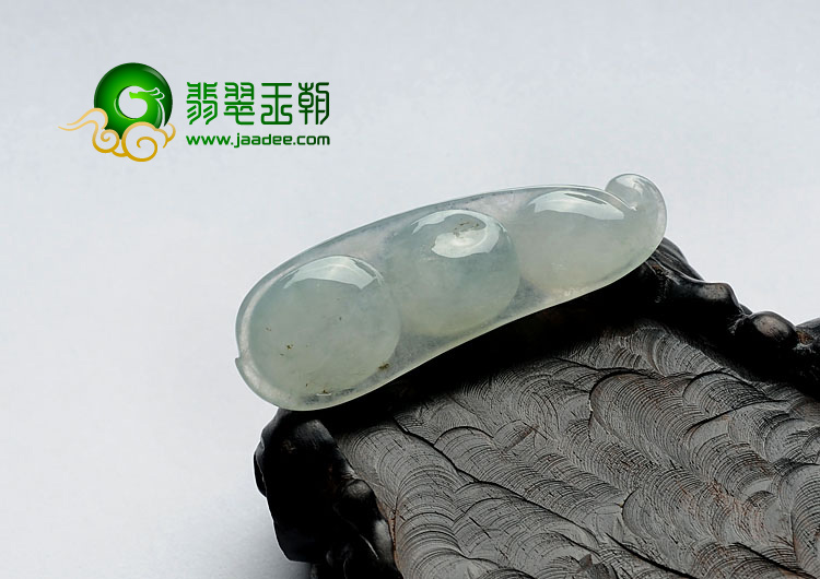 (超值推荐)冰种飘花缅甸翡翠A货四季豆挂件