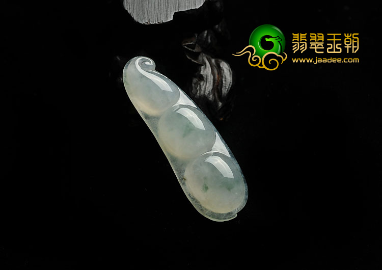 (超值推荐)冰种飘花缅甸翡翠A货四季豆挂件