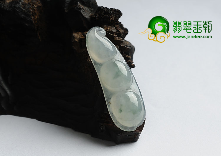 (超值推荐)冰种飘花缅甸翡翠A货四季豆挂件