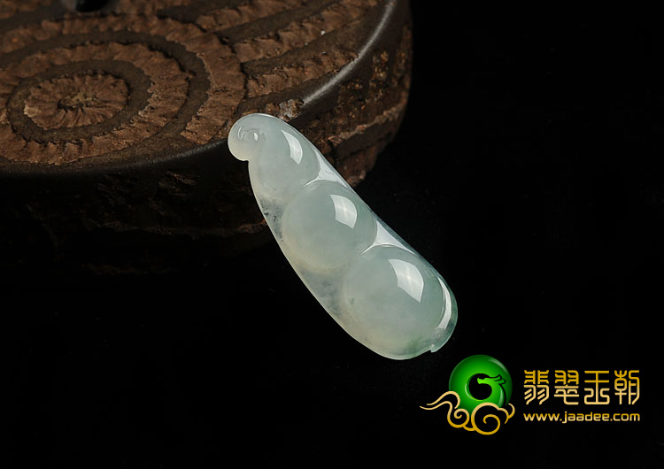 冰种飘花缅甸翡翠A货四季豆挂件