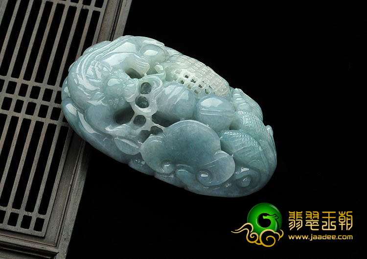 糯冰种晴水缅甸翡翠A货貔貅手玩件
