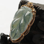 冰种略飘花缅甸翡翠A货镶玫瑰金叶子胸坠（真钻）