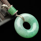 糯冰种豆色缅甸翡翠A货镶白金平安扣胸坠（真钻）