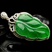 冰种阳绿缅甸翡翠A货镶白金金枝玉叶胸坠（真钻）