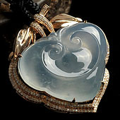 冰玻种略飘花缅甸翡翠A货镶玫瑰金心形胸坠（真钻）