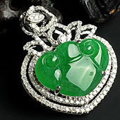 糯冰种阳绿缅甸翡翠A货镶白金如意胸坠（真钻）