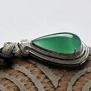 冰种菠菜绿缅甸翡翠A货镶白金水滴胸坠（真钻）