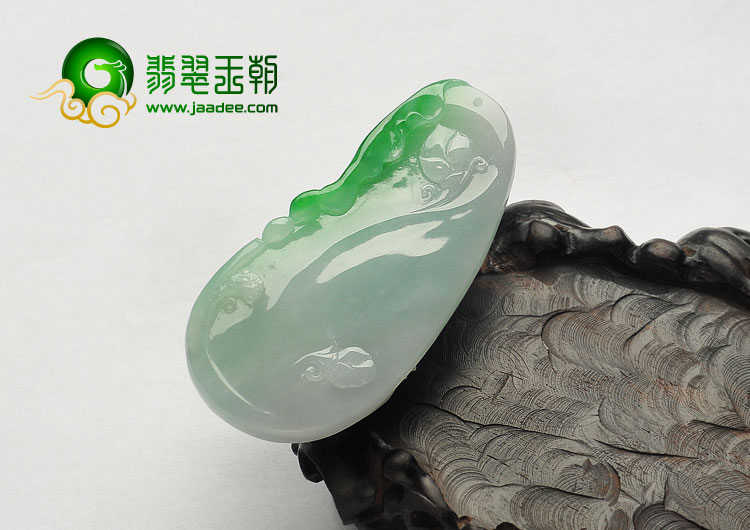 （超值推荐）冰种带翠缅甸翡翠A货一路连科挂件