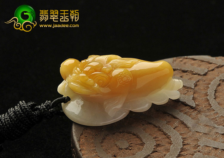 糯冰种黄翡略飘花缅甸翡翠A货招财进宝挂件
