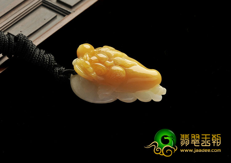 糯冰种黄翡略飘花缅甸翡翠A货招财进宝挂件