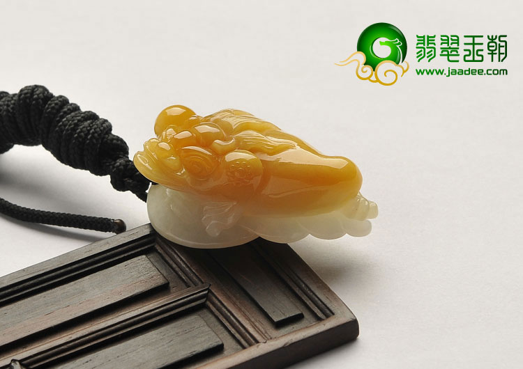 糯冰种黄翡略飘花缅甸翡翠A货招财进宝挂件