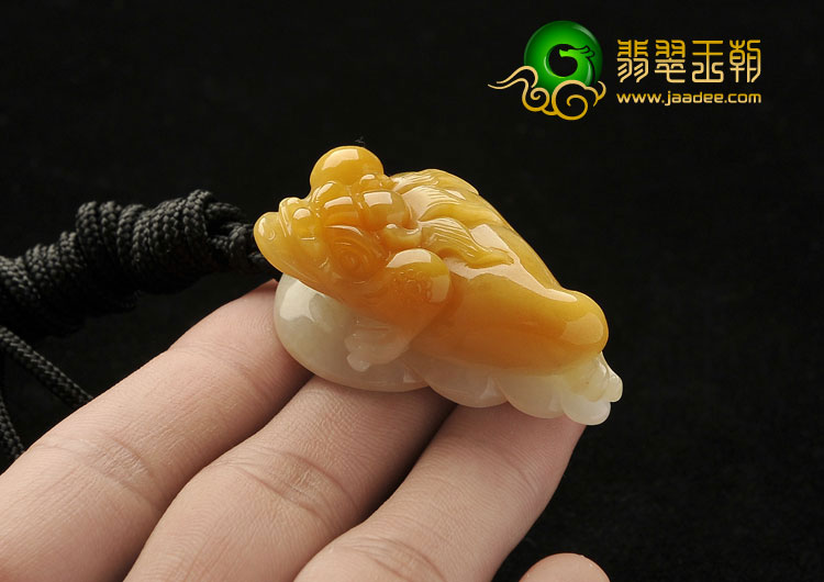 糯冰种黄翡略飘花缅甸翡翠A货招财进宝挂件
