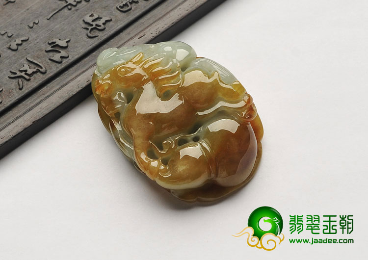 糯冰种晴水褐黄翡缅甸翡翠A货马牌挂件