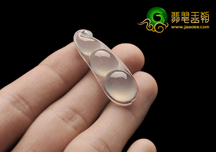 冰玻种无色缅甸翡翠A货四季豆挂件
