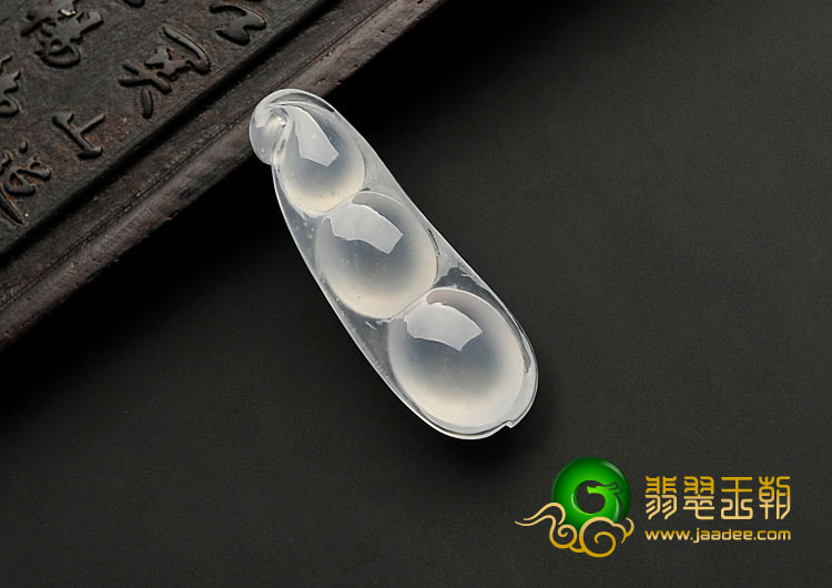 冰玻种无色缅甸翡翠A货四季豆挂件