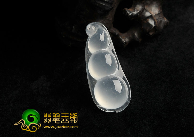 冰玻种无色缅甸翡翠A货四季豆挂件