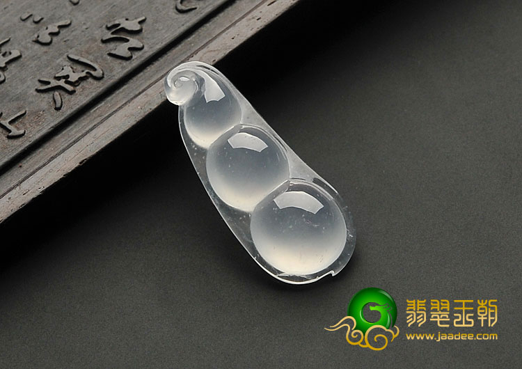冰玻种无色缅甸翡翠A货四季豆挂件