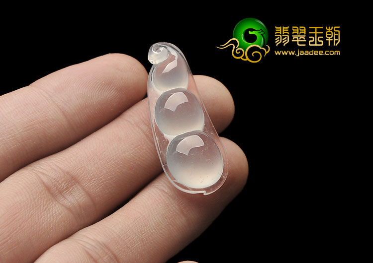 冰玻种无色缅甸翡翠A货四季豆挂件