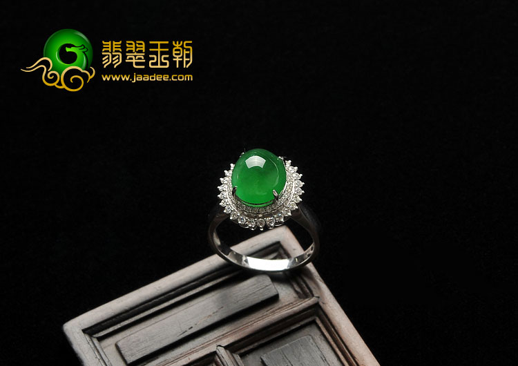 （超值推荐）冰种正阳绿缅甸翡翠A货镶白金满绿戒指（真钻）