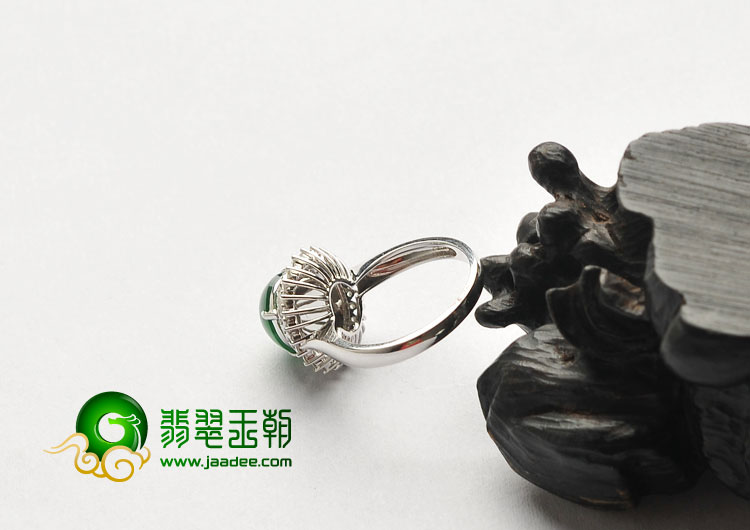 （超值推荐）冰种正阳绿缅甸翡翠A货镶白金满绿戒指（真钻）