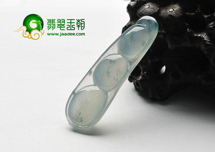 冰种飘花缅甸翡翠A货四季豆挂件