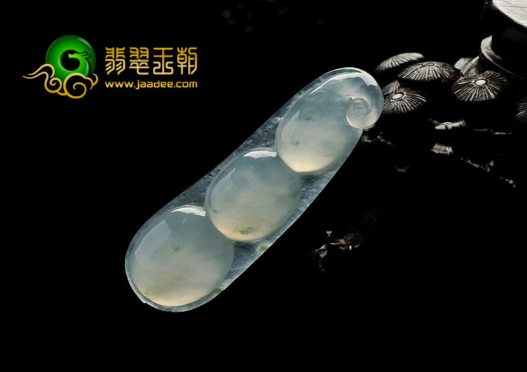 冰种飘花缅甸翡翠A货四季豆挂件