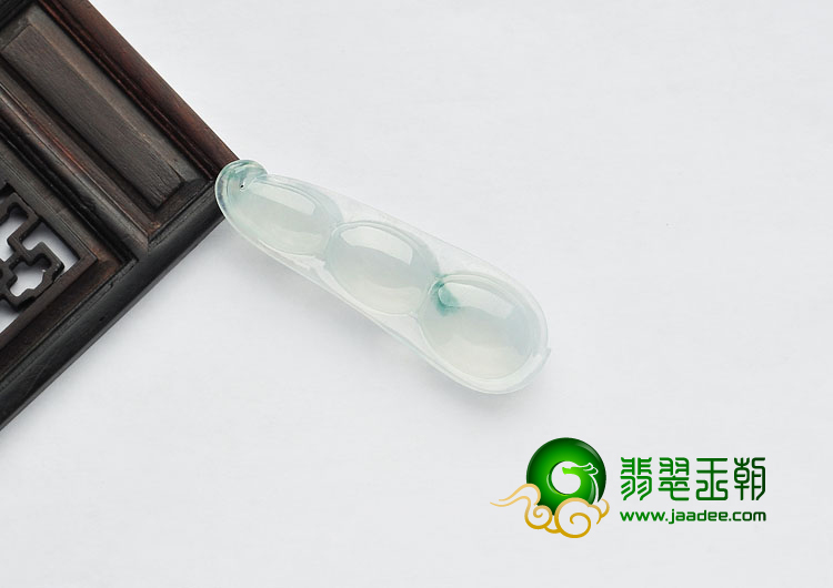 (超值推荐)冰种飘花缅甸翡翠A货四季豆挂件