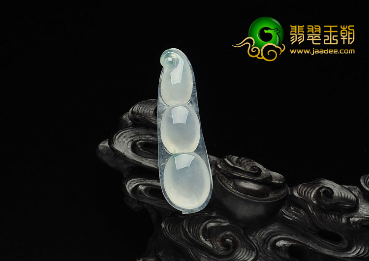 (超值推荐)冰种飘花缅甸翡翠A货四季豆挂件