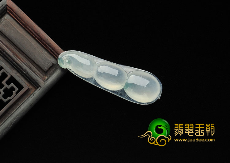 (超值推荐)冰种飘花缅甸翡翠A货四季豆挂件