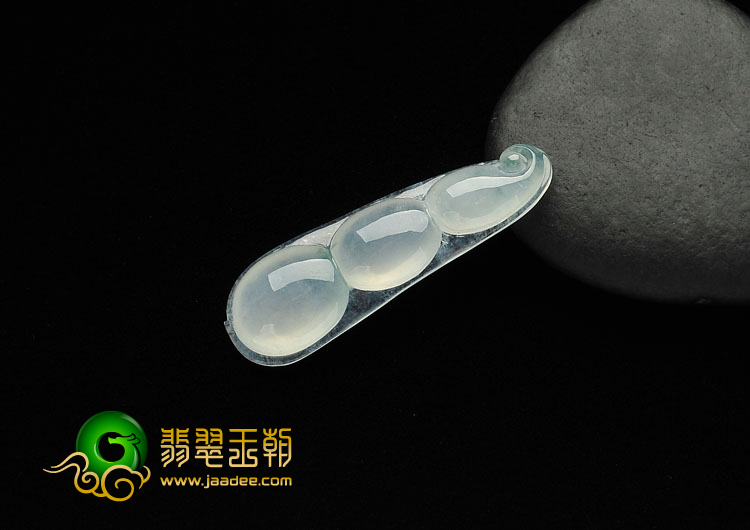 (超值推荐)冰种飘花缅甸翡翠A货四季豆挂件