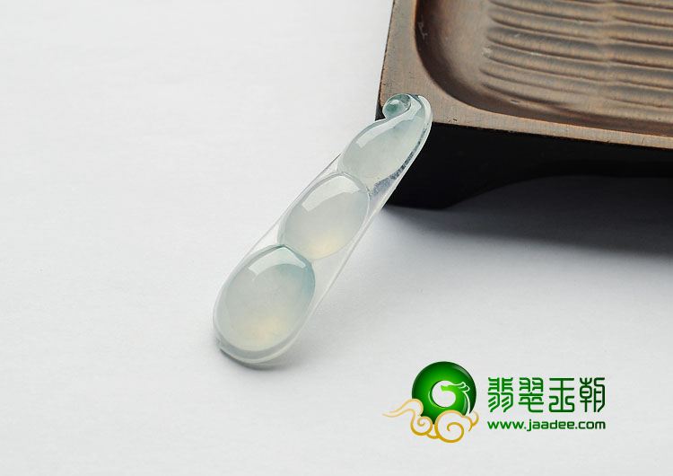 (超值推荐)冰种飘花缅甸翡翠A货四季豆挂件
