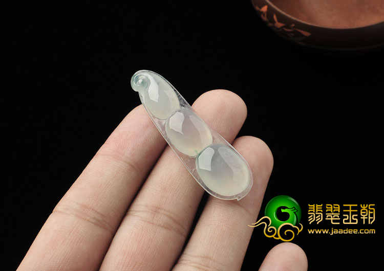 (超值推荐)冰种飘花缅甸翡翠A货四季豆挂件