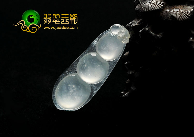 冰玻种淡晴水缅甸翡翠A货四季豆挂件