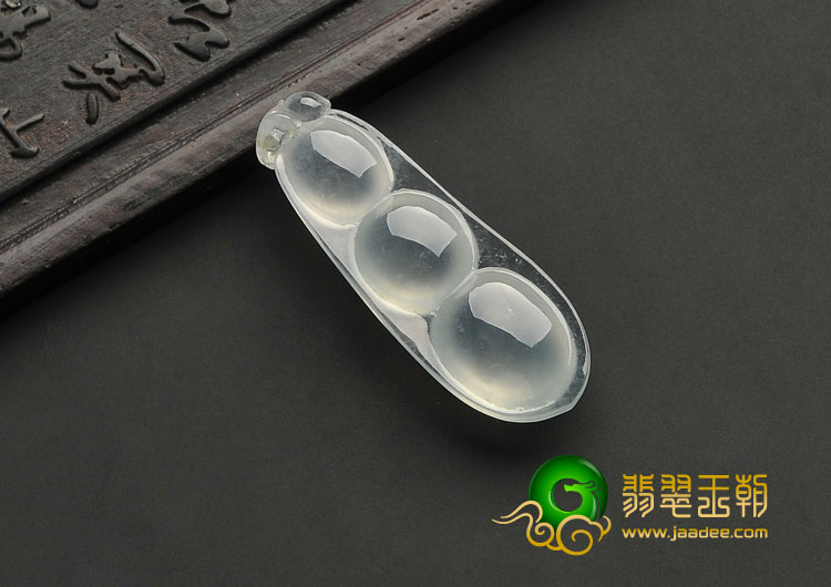 冰玻种淡晴水缅甸翡翠A货四季豆挂件