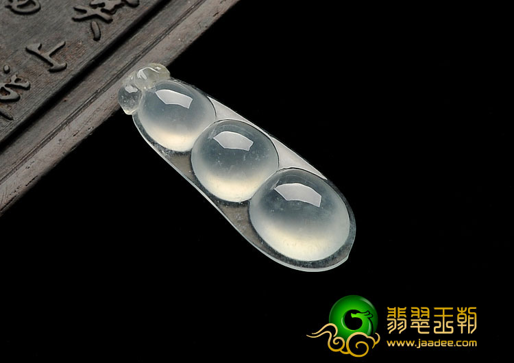冰玻种淡晴水缅甸翡翠A货四季豆挂件