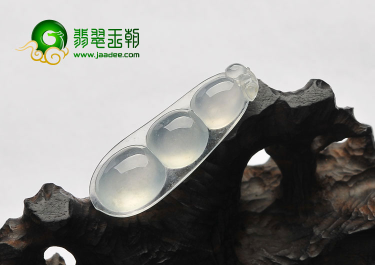 冰玻种淡晴水缅甸翡翠A货四季豆挂件