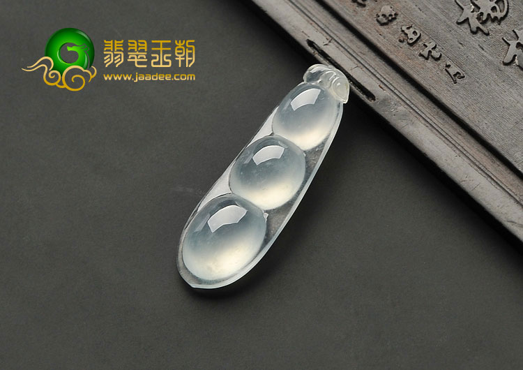 冰玻种淡晴水缅甸翡翠A货四季豆挂件