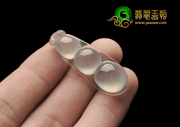 冰玻种淡晴水缅甸翡翠A货四季豆挂件