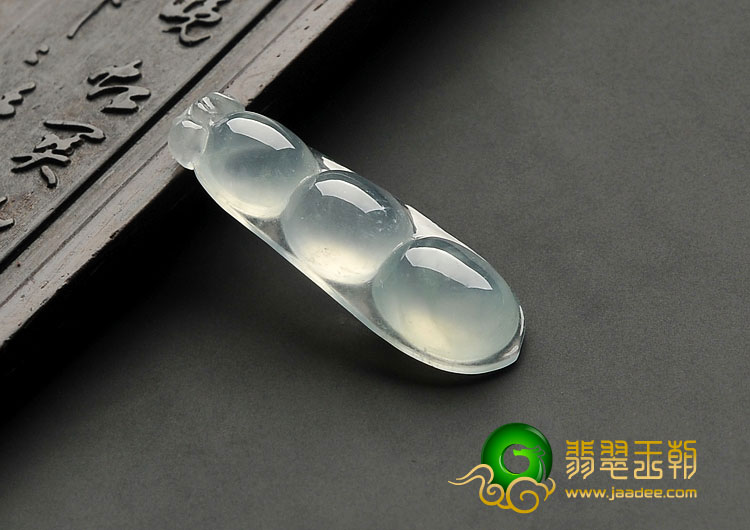 冰玻种淡晴水缅甸翡翠A货四季豆挂件