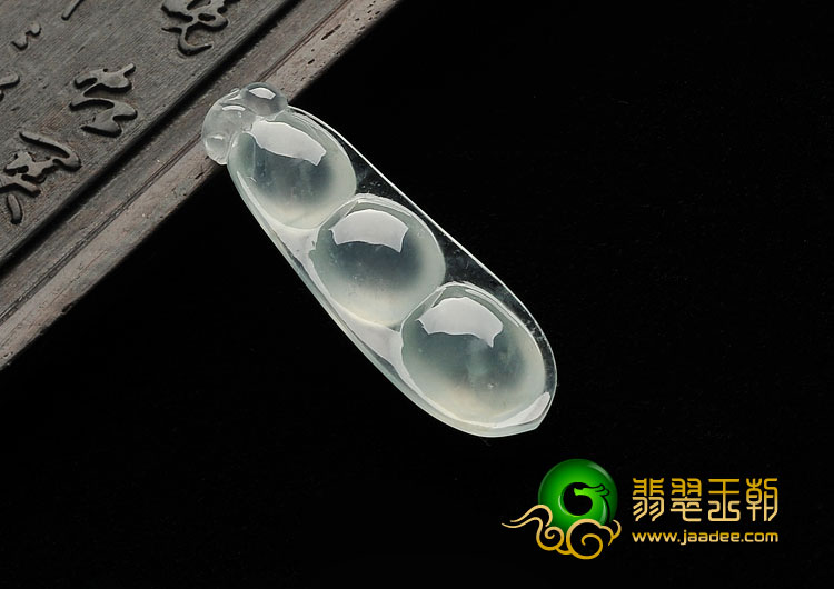 冰玻种淡晴水缅甸翡翠A货四季豆挂件