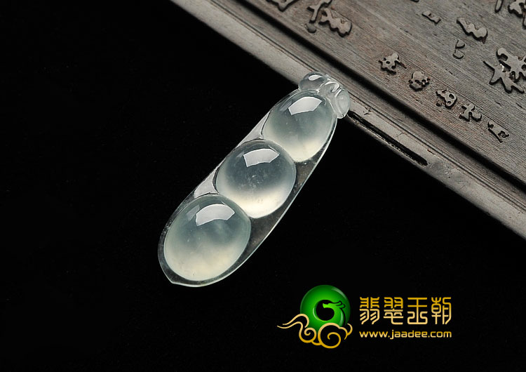 冰玻种淡晴水缅甸翡翠A货四季豆挂件