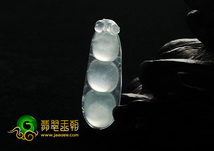 冰玻种淡晴水缅甸翡翠A货四季豆挂件