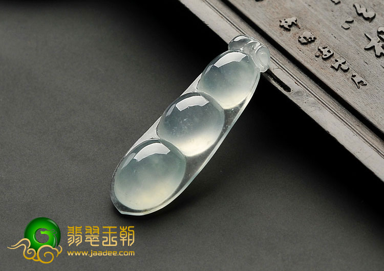 冰玻种淡晴水缅甸翡翠A货四季豆挂件
