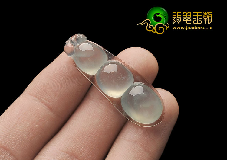冰玻种淡晴水缅甸翡翠A货四季豆挂件