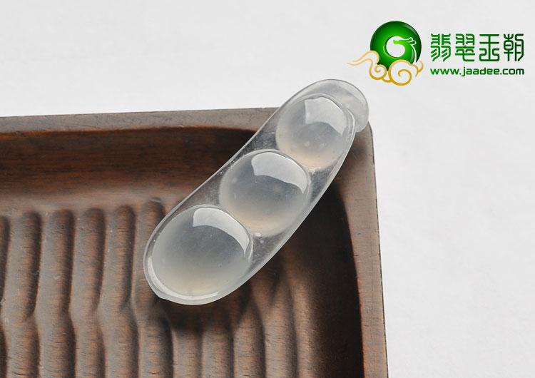 冰玻种淡晴水缅甸翡翠A货四季豆挂件
