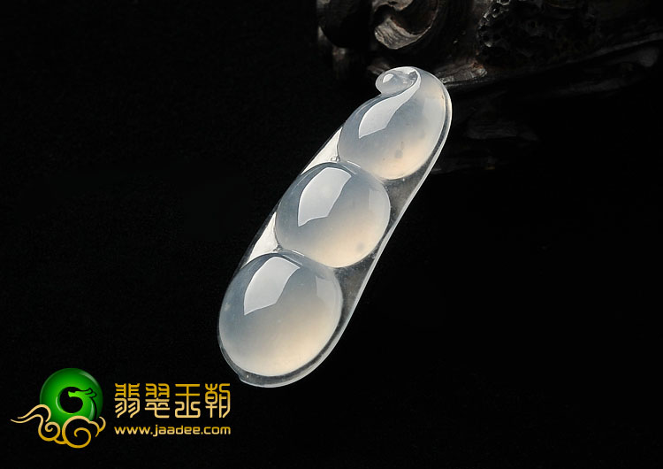 冰玻种淡晴水缅甸翡翠A货四季豆挂件